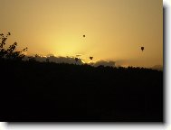 Let horkovzdunch balon pi zpadu slunce nad krajinou nedaleko Litovle