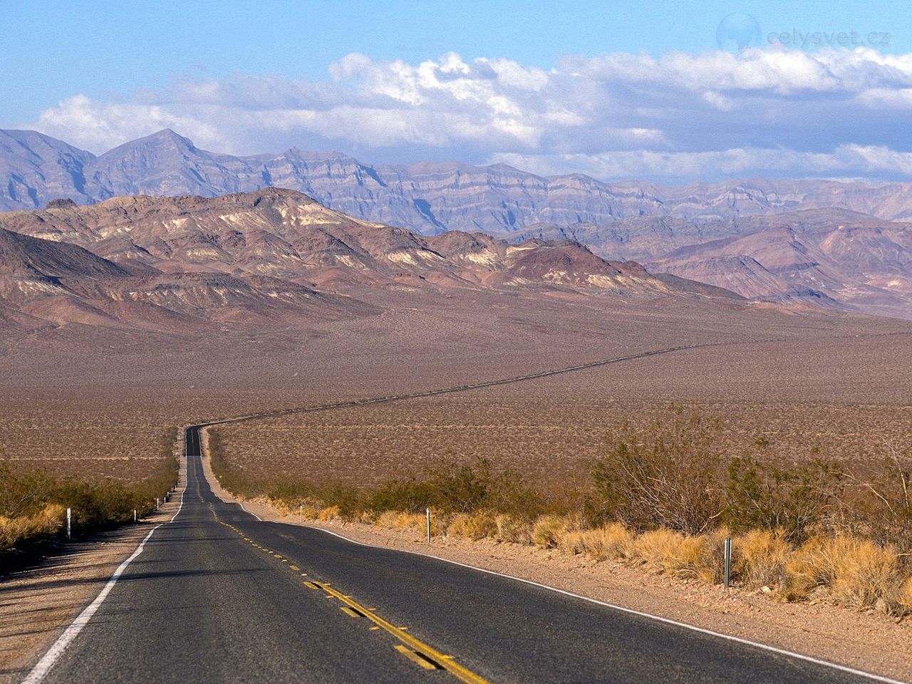 Foto: Lonely Road To Shoshone, Death Valley National Park, California