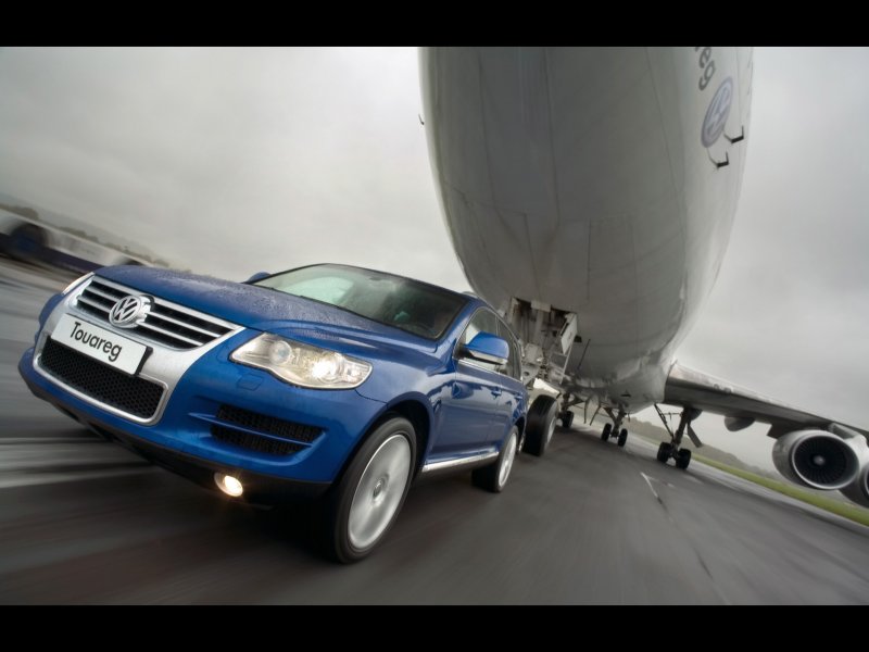 Foto: Volkswagen Touareg tows Boeing 747 Front Angle Closeup (2007)