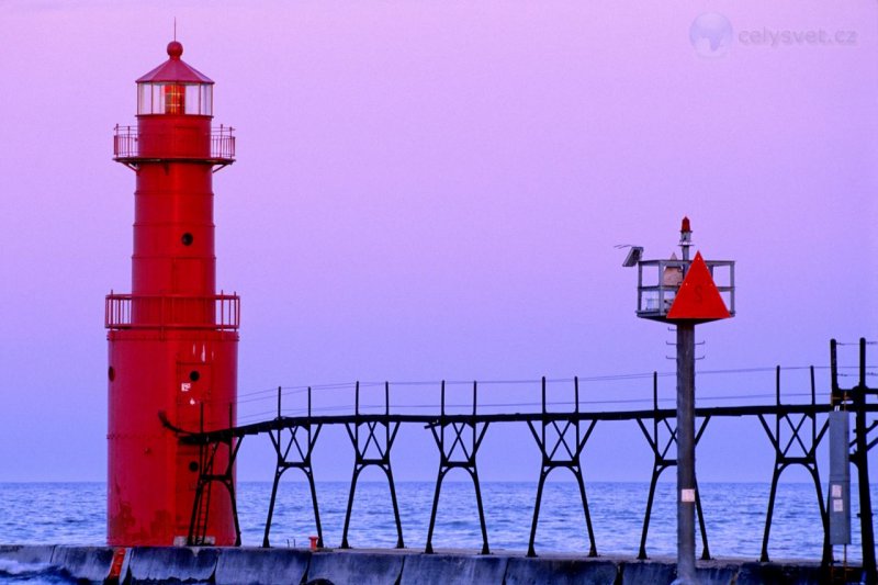 Foto: Big Red, Algoma Pierhead Light At Twilight, Lake Michigan, Kewaunee, Wisconsin