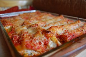Recept online: Cannelloni s mletm masem: Zapeen cannelloni plnn sms mletho telecho, rajat, ampion, cukety a oliv, sypan srem