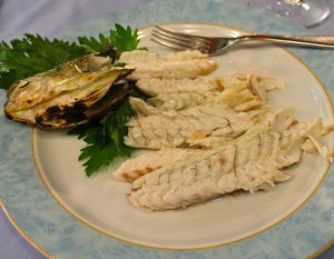 Recept online: Peen treska se sardelkami : Zapkan porce ryby se sardelkami, rajaty a dvma druhy sr