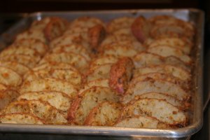 Recept online: Peen brambory s parmeznem: Brambory dozlatova zapeen s mslem a parmeznem