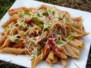 Recept online: Penne s artyoky a mortadellou: Klasick italsk tstoviny se zeleninou, artyoky, kapari,mortadellou, koenm a zlivkou