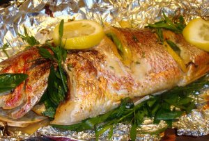 Recept online: Treska peen v alobalu: avnat ryb filety upeen v alobalu s cuketou, esnekem, srem a zelenou nat