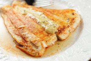 Recept online: Treska s hoinou omkou a blm vnem: Kousky ryby v omce z vvaru, blho vna, smetany a hoice