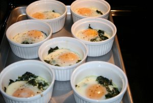 Recept online: Vejce se smetanou peen v pe: Cel vejce v miskch zalit smetanou a petrelkou peen v pe